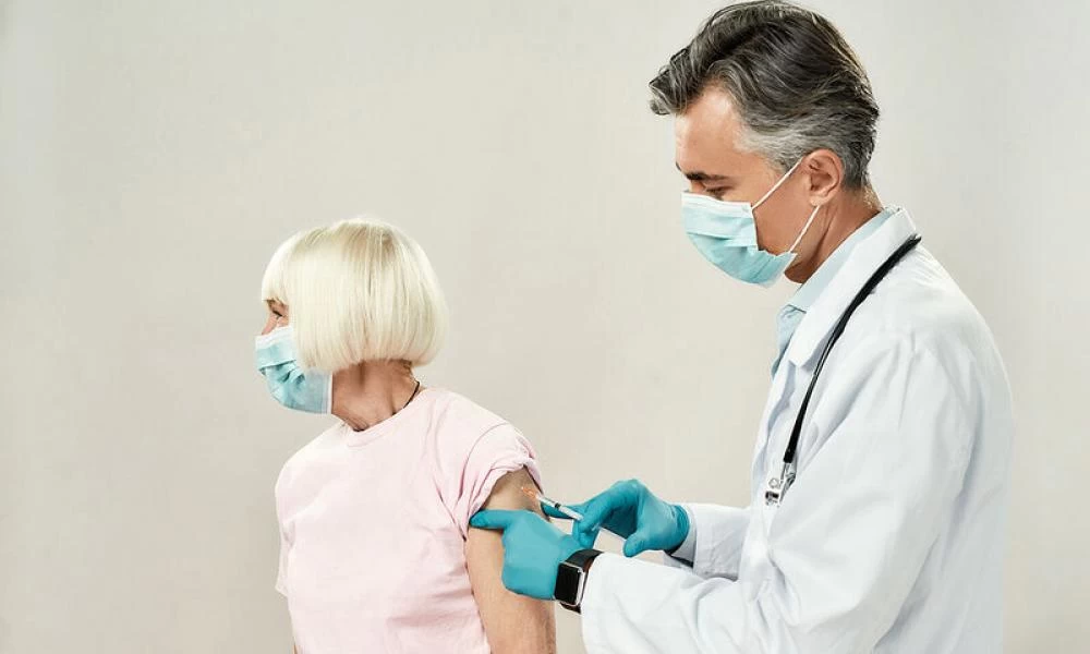 Κορονοϊός – Εμβόλια: Γιατί οι γυναίκες αναφέρουν συχνότερα παρενέργειες